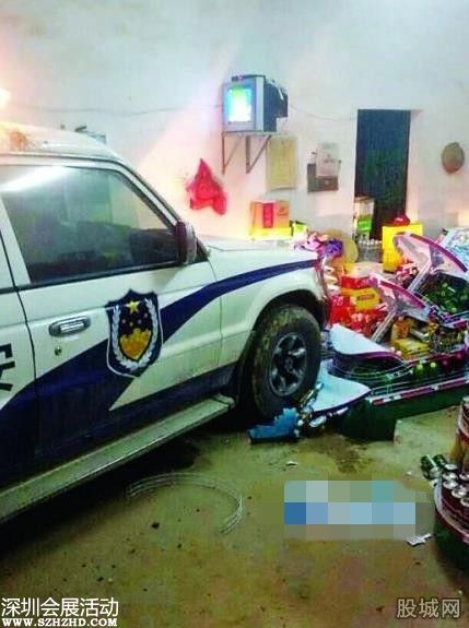 警車撞進(jìn)小賣部