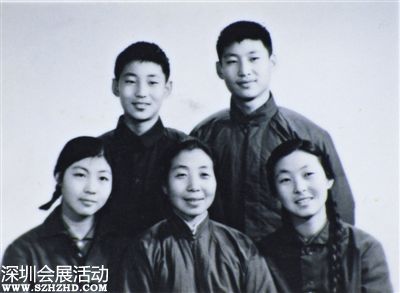 1972年冬，齊心獲準帶著兒女看望監(jiān)護中的習仲勛。為了這次相見，齊心和子女專程從外地趕回北京，并拍攝了這張照片。前排右起：齊橋橋、齊心、習安安。后排右起：習近平、習遠平。