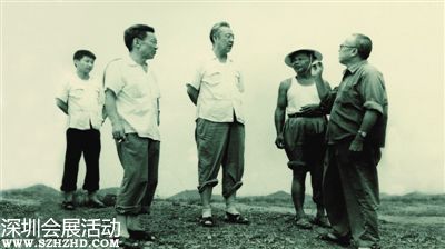 1978年8月，習仲勛（左三）在廣東惠陽農(nóng)村調(diào)研。在清華大學讀書的習近平（左一）利用暑假時間參加社會實踐，隨同父親一起下鄉(xiāng)。本版圖片均由人民出版社提供
