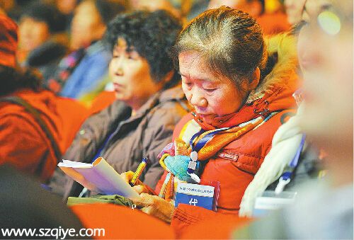 12月26日上午，一名申請(qǐng)公租房的市民代表在搖號(hào)現(xiàn)場認(rèn)真記錄。