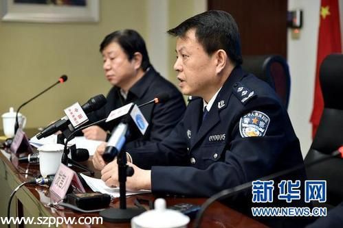 太原市公安局長汪凡（右）在 12·13 案件新聞發(fā)布會上（1月2日攝）。 新華社記者 詹彥 攝
