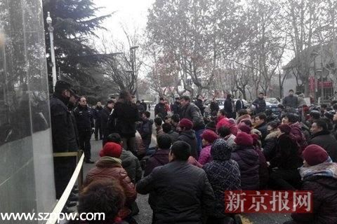 圖集顯示，大批人群聚集在市政府前下跪，年紀(jì)多為中老年。（圖據(jù)新京報(bào)）