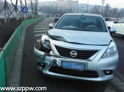 銀色轎車前保險杠被撞碎。