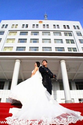 新疆一警察情侶裝甲車前拍婚紗照 記錄幸福瞬間