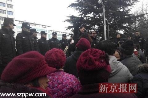 圖集顯示，大批人群聚集在市政府前下跪，年紀(jì)多為中老年。（圖據(jù)新京報(bào)）