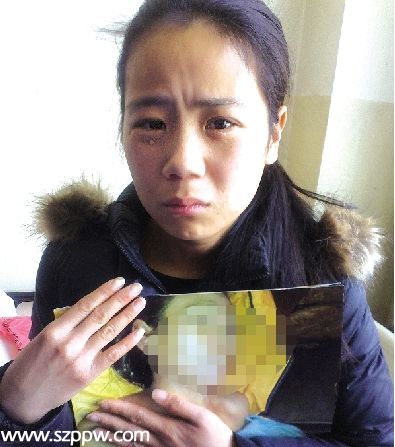 王倩懷抱母親周秀云的遺像泣不成聲