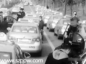 圖為成都13日出租車罷運(yùn)。人民網(wǎng)照片