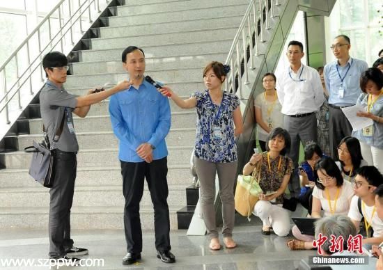 資料圖：朱立倫（左二）。中新社發(fā) 陳小愿 攝  