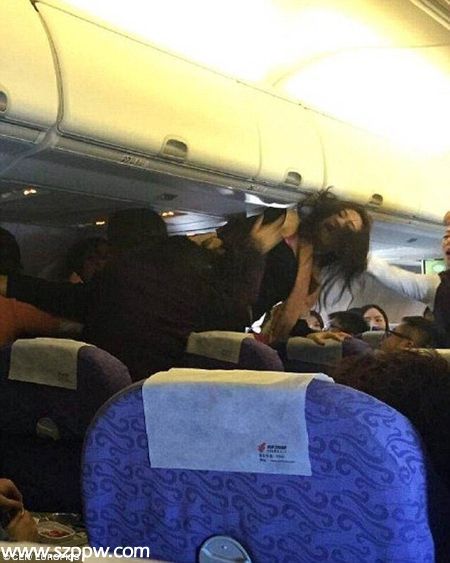 去年12月，一架重慶飛香港航班中中國(guó)乘客大打出手，涉及7女1男。（英國(guó)《每日郵報(bào)》配圖）