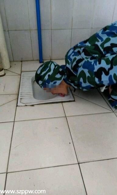 四川軍訓(xùn)學(xué)生跪舔廁所坑位 校方：系學(xué)生惡搞