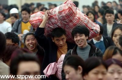 <a href=http://www.sz1980.com/shenzhen/ target=_blank class=infotextkey><a href=http://www.hnyueyi.com.cn/shenzhen/ target=_blank class=infotextkey>深圳</a></a>春運下周正式開始 寶安區(qū)將送出5000張愛心火車票