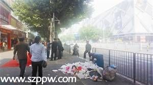市政路垃圾成堆沒人掃 環(huán)衛(wèi)工或憂被辭退