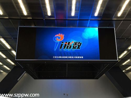 9月12日，由南方基金、新浪財(cái)經(jīng)和<a href=http://www.sz1980.com/shenzhen/ target=_blank class=infotextkey>深圳</a>證券信息公司三方聯(lián)合編制的南方-新浪大數(shù)據(jù)100指數(shù)、大數(shù)據(jù)300指數(shù)在深圳<a href=http://www.hnyueyi.com.cn/jiaoyisuo/ target=_blank class=infotextkey>交易所</a>新大樓舉辦敲鐘儀式及新聞發(fā)布會(huì)，深交所總經(jīng)理宋麗萍、新浪網(wǎng)董事長兼CEO曹國偉和南方基金董事長吳萬善出席活動(dòng)現(xiàn)場并共同敲鐘，國內(nèi)首個(gè)大數(shù)據(jù)系列指數(shù)宣告誕生。(圖片來源：新浪財(cái)經(jīng))