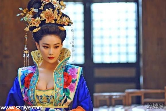 張馨予酥胸半露