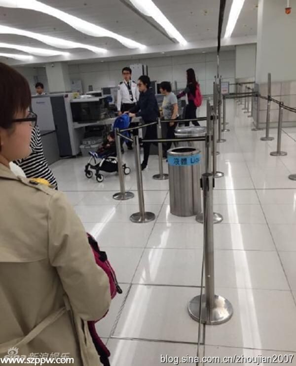 鄧超孫儷一家四口現(xiàn)身機(jī)場(chǎng) 倆個(gè)娃肉嘟嘟呆萌