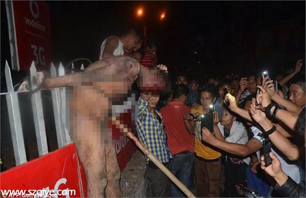 印度強(qiáng)奸犯被暴民綁架殺害 身體被刺穿裸體游街  一直以來，印度就是強(qiáng)奸案多發(fā)地，國內(nèi)性侵現(xiàn)象十分嚴(yán)重，當(dāng)?shù)孛癖妼@種獸行深惡痛絕。近日，印度迪馬布爾地區(qū)發(fā)生一起暴民沖擊監(jiān)獄事件，一名強(qiáng)奸嫌疑犯被綁架出監(jiān)獄，并在裸體游行示眾后將其殺害。  據(jù)《每日郵報》報道，當(dāng)時，這名強(qiáng)奸犯被暴民扔在地上拖行了數(shù)千米，隨后被綁在護(hù)欄上，身體被竹棍刺穿，獻(xiàn)血直流，場面極其血腥。  令人震驚的是，該男子被殺害后，周圍群眾紛紛拿出手機(jī)拍攝。隨后，警方趕到現(xiàn)場，使用警棍等手段驅(qū)散人群。  據(jù)悉，這名強(qiáng)奸犯涉嫌強(qiáng)奸當(dāng)?shù)匾幻W(xué)生，于2015年2月24日被逮捕。  前瞻點評：在一些法制落后的地方，民眾往往習(xí)慣用拳頭解決問題，維持正義或者泄私憤。印度老百姓對 強(qiáng)奸 行為的痛恨可以理解，但撇開法律濫用 私刑 處置嫌犯的做法未免太過野蠻愚蠢，而且扒光衣服游街示眾的行為也令人咋舌。有的時候， 以暴制暴 不僅不能呼吁正義，還有可能是另一種犯罪。