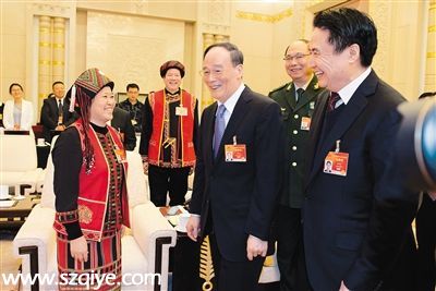 3月8日，海南代表團(tuán)在人民大會(huì)堂海南廳舉行全體會(huì)議，繼續(xù)審議有關(guān)報(bào)告。中共中央政治局常委、中央紀(jì)委書(shū)記王岐山參加審議并作重要講話。圖為王岐山與少數(shù)民族代表親切交談，了解民族地區(qū)的發(fā)展情況。本欄圖片均由本報(bào)特派記者 王凱 攝