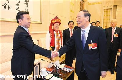 參加海南代表團(tuán)審議前，王岐山與肖杰等代表親切握手。