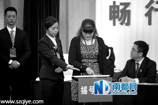 <a href=http://www.sz1980.com/shenzhen/ target=_blank class=infotextkey><a href=http://www.hnyueyi.com.cn/shenzhen/ target=_blank class=infotextkey>深圳</a></a>首次搖號昨舉行 8成電動車指標(biāo)過剩