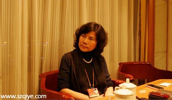 格力手機(jī)問世 董明珠：分分鐘的事 太容易了