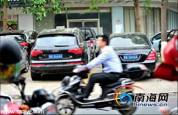海口2輛豪車掛同一 靚號(hào) 車牌在路邊緊挨停放