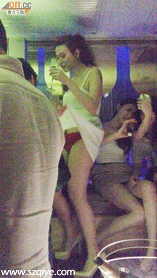 港超模被掀裙走光。