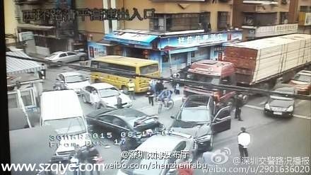 突發(fā)：布吉西環(huán)路東升學校門口多車相撞