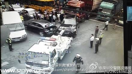 突發(fā)：布吉西環(huán)路東升學校門口多車相撞