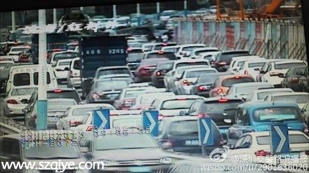 突發(fā)：布吉西環(huán)路東升學校門口多車相撞