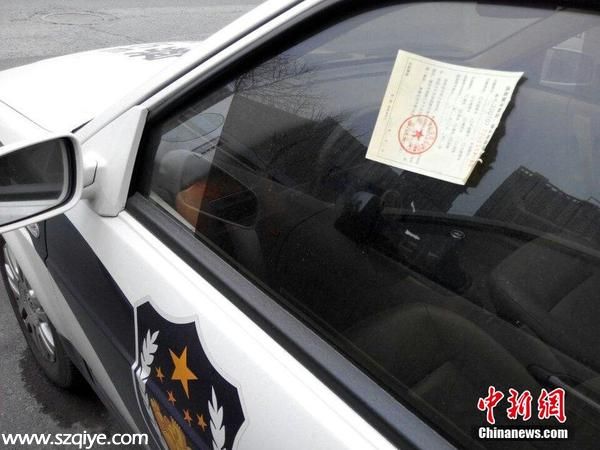 2015年3月29日，南京下關(guān)白云亭路上，數(shù)輛警車集體違停，特別顯眼。不僅僅是社會車輛，路邊停放的一排警車車窗上也張貼著違法停車告知單。圖片來源：CFP視覺中國