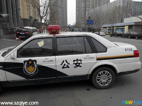 警車集體違章停車被貼罰單