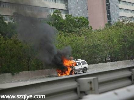深圳北環(huán)大道一越野車突然自燃