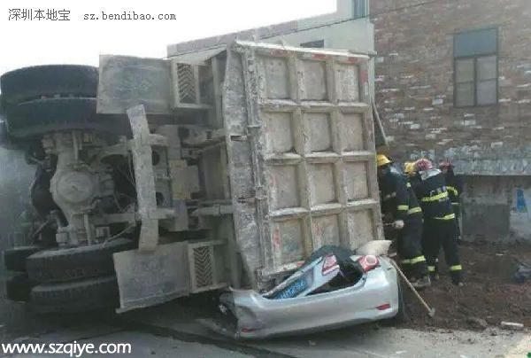 泥頭車追尾側翻壓到小車 致小車司機當場死亡