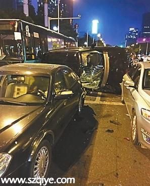 路虎連撞5車后側翻 肇事司機車窗爬出欲逃逸