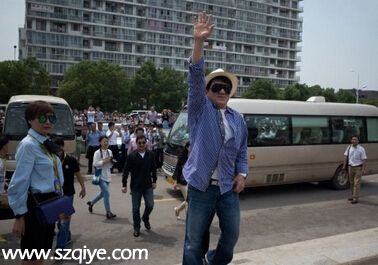 成龍乘私人飛機赴任院長 張國立同行任客座教授
