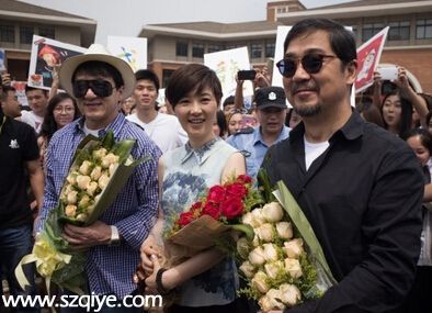成龍乘私人飛機赴任院長 張國立同行任客座教授