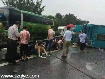 由<a href=http://www.hnyueyi.com.cn/shenzhen/ target=_blank class=infotextkey>深圳</a>開往汕頭的大巴側(cè)翻 3死7重傷