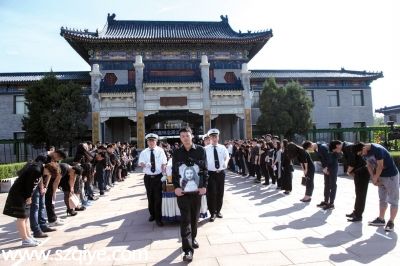      追悼會(huì)后，周云露的哥哥手捧妹妹的遺像走出靈堂，親友及同學(xué)鞠躬送別。