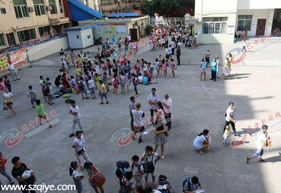 四川巴中一小學被外租開賓館 三百學生滯留操場