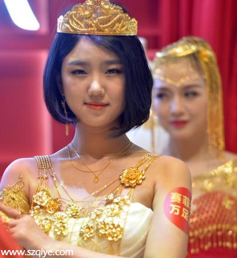 深圳(www.hnyueyi.com.cn)珠寶節(jié)開(kāi)幕 9.999公斤黃金婚紗亮相展會(huì)
