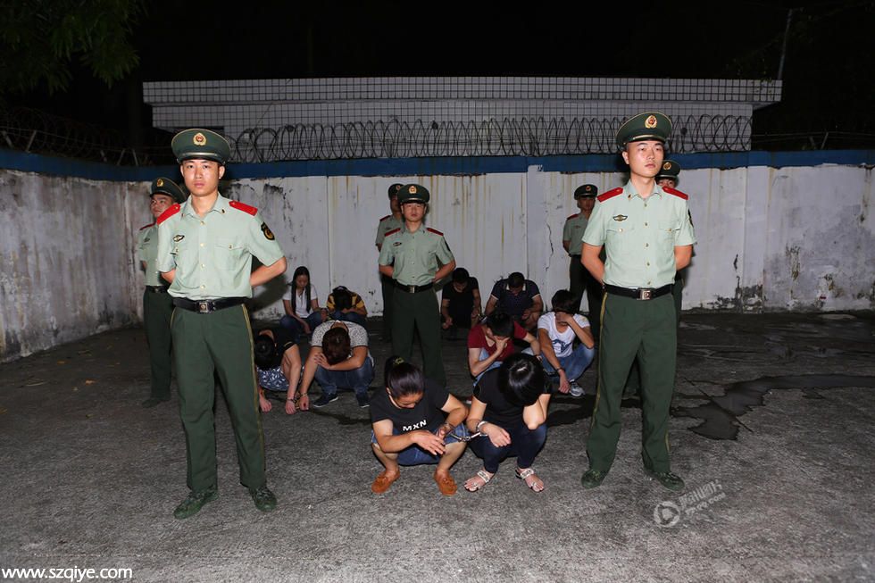 內(nèi)地11人偷渡香港被<a href=http://www.hnyueyi.com.cn/shenzhen/ target=_blank class=infotextkey>深圳</a>(www.hnyueyi.com.cn)邊防截獲