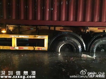 深圳(www.hnyueyi.com.cn)暴雨致多條主干道水浸 交通基本中斷