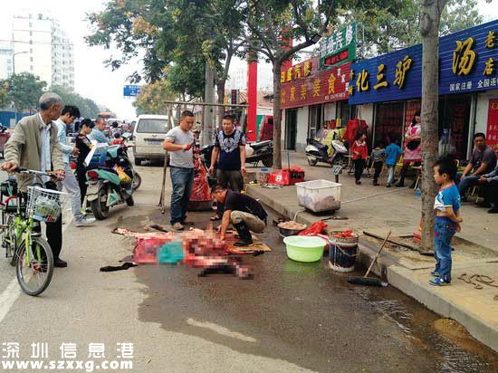 鄭州一驢肉湯館當街殺驢 被剝驢皮鋪地上(圖)
