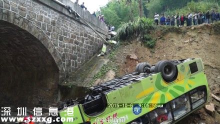 安徽霍山客車墜橋致7人死31人傷 事故原因還在調(diào)查中