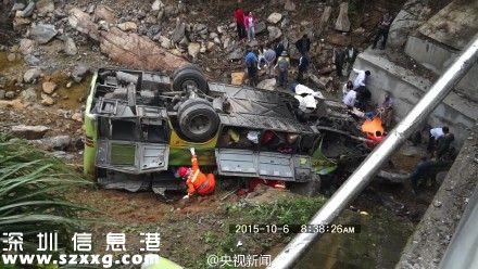 安徽霍山客車墜橋致7人死31人傷 事故原因還在調(diào)查中