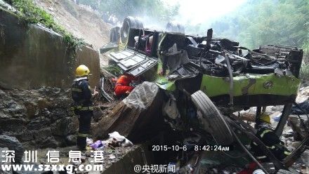 安徽霍山客車墜橋致7人死31人傷 事故原因還在調(diào)查中