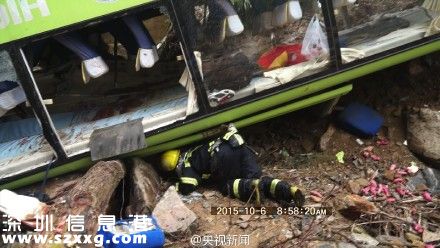 安徽霍山客車墜橋致7人死31人傷 事故原因還在調(diào)查中