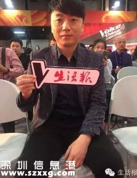 就是這樣一個不自信的歌手，卻捧起了好聲音的冠軍獎杯，在那一刻張磊可能自己都沒想到，他歌聲的魅力居然這么大。那么下一步張磊究竟是如何打算的呢？面對記者的疑問，張磊表示雖然之前在好聲音的舞臺上都是翻唱民謠，但自己其實(shí)也會寫歌，也希望在創(chuàng)作的道路上繼續(xù)走下去。而對于張磊的這一想法，好聲音節(jié)目組也當(dāng)場表示，只要張磊寫歌，就一定會發(fā)單曲。