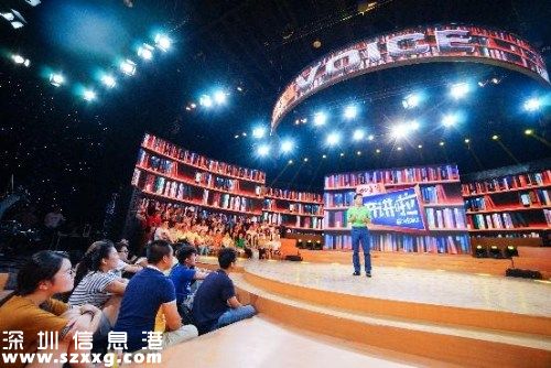 　　100多位沒有座位的觀眾席地而坐，近距離聆聽偶像演講