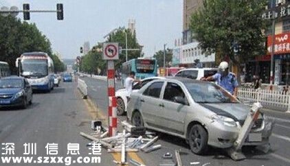 儲(chǔ)某駕駛牌照為魯AA67××的轎車,由山東前往上海,途經(jīng)滬蓉高速丹陽竇莊附近時(shí),自感左手臂上有麻痛感,隨后發(fā)現(xiàn)一只大蚊子正在叮咬自己,便騰出右手拍打蚊子,不料車子失控,撞向護(hù)欄刮擦10余米后才停下。儲(chǔ)某的兩顆門牙因磕著方向盤被撞斷,他痛得直叫喚。